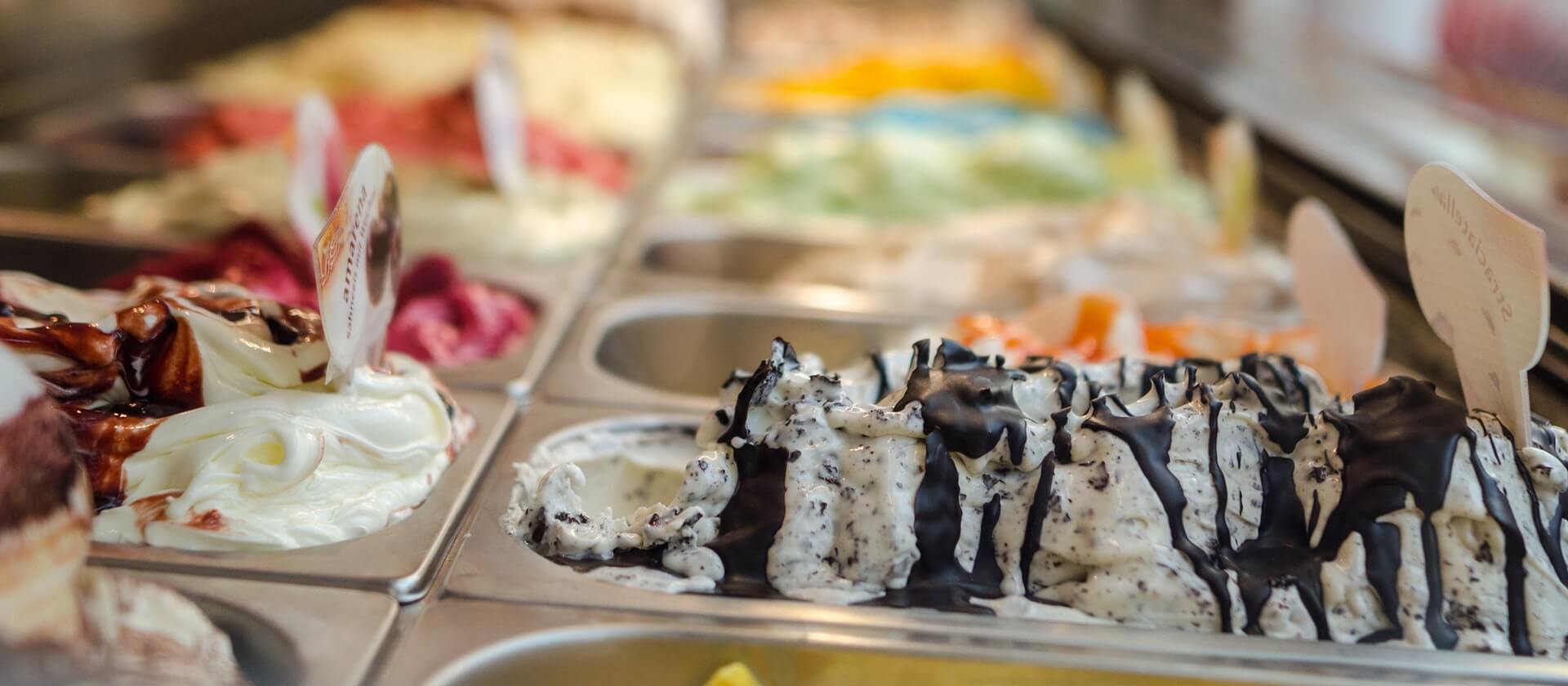 Heladería La Chicharra — vitrina de helados